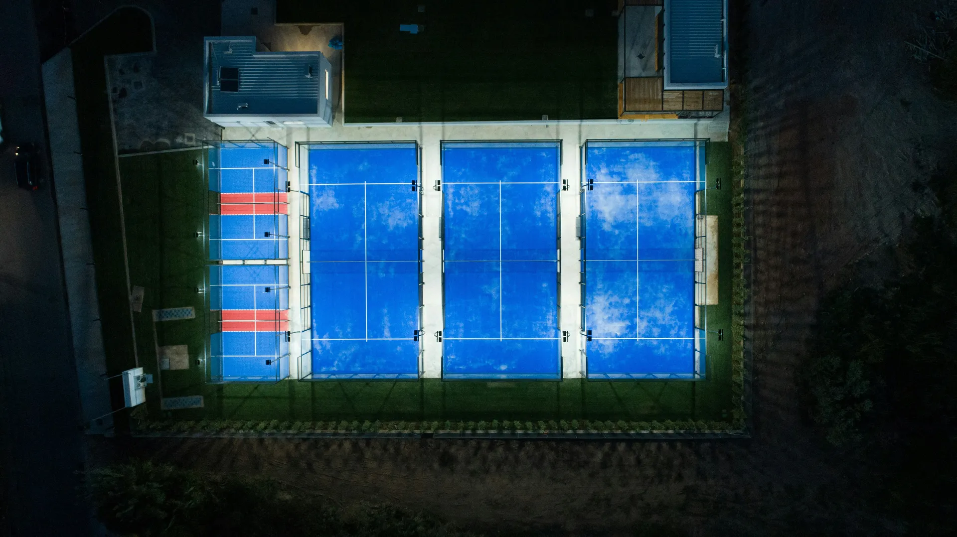 Canchas de pádel iluminadas vista aérea Canchas de pádel iluminadas vista aérea